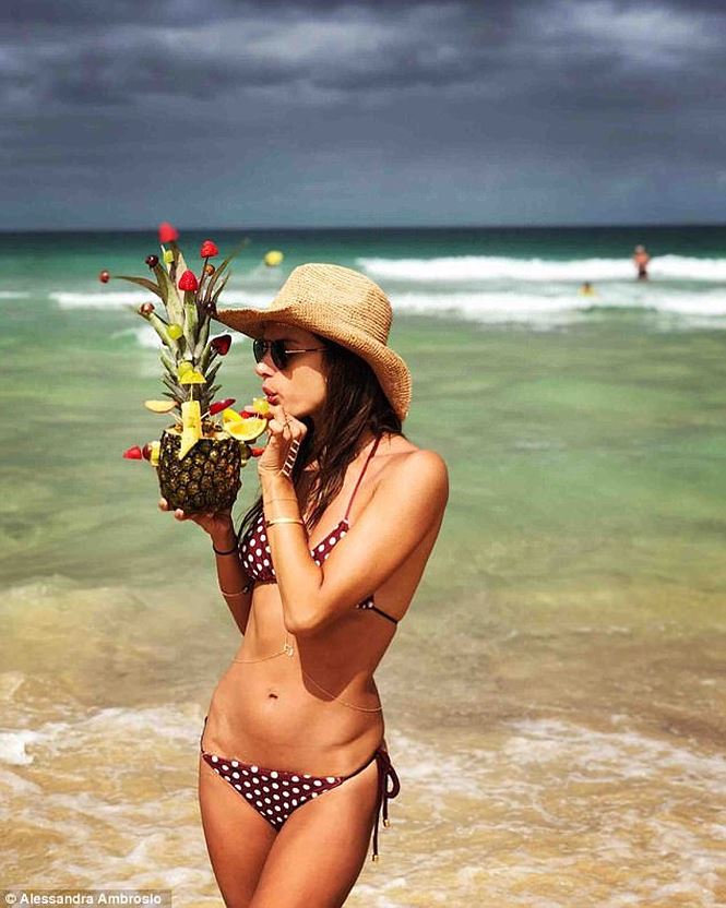 Rời Victoria’s Secret, Alessandra Ambrosio hóa thiên thần bikini ở biển